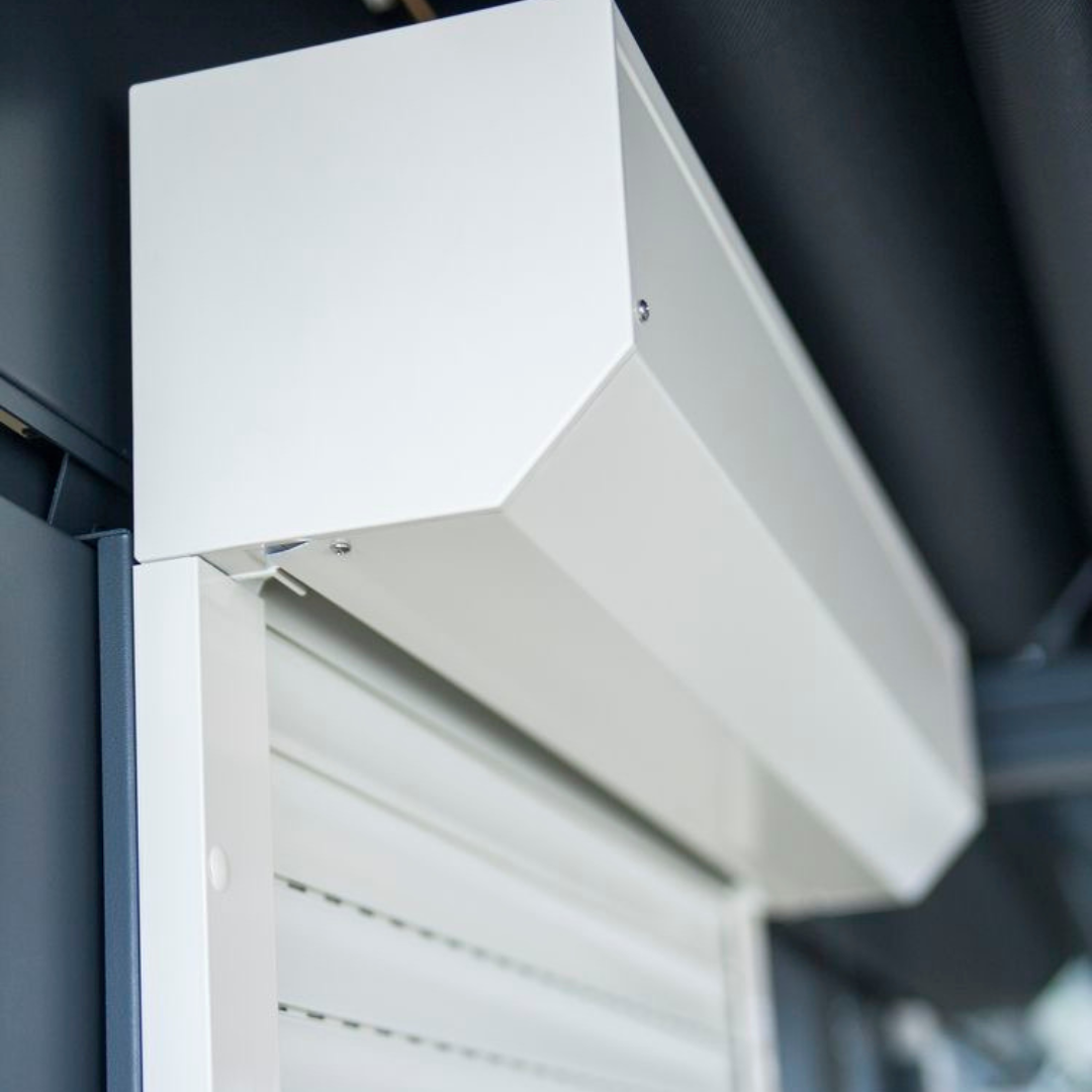 Cierre vertical tradicional de PVC transparente instalado en terraza moderna, con estructura negra y lona semi flexible, ideal para protección contra viento, lluvia y frío sin perder visibilidad exterior.