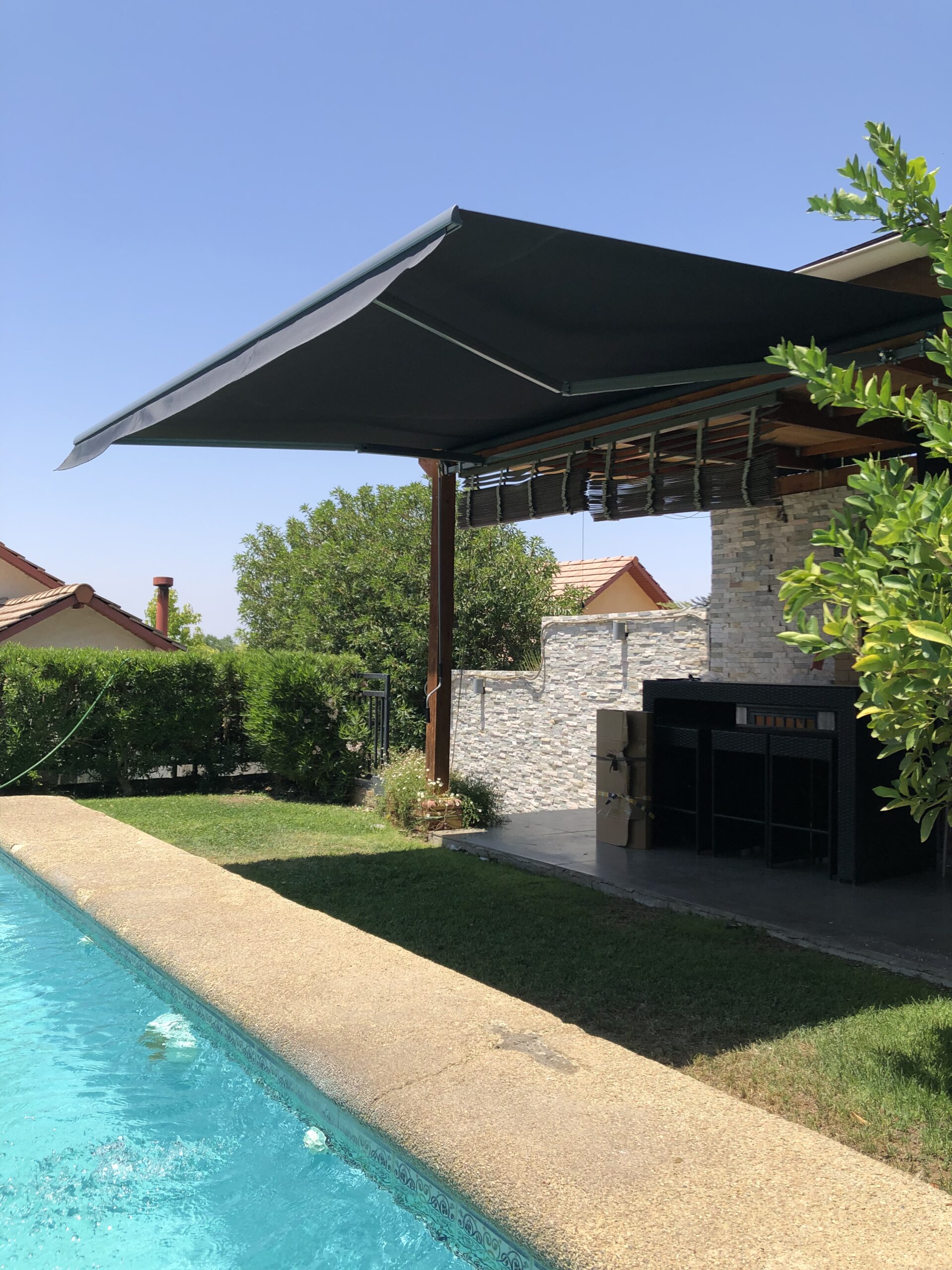 Terraza de departamento moderna con cierre de cristal plegable, amoblada con sofá. Terraza protegida del clima.