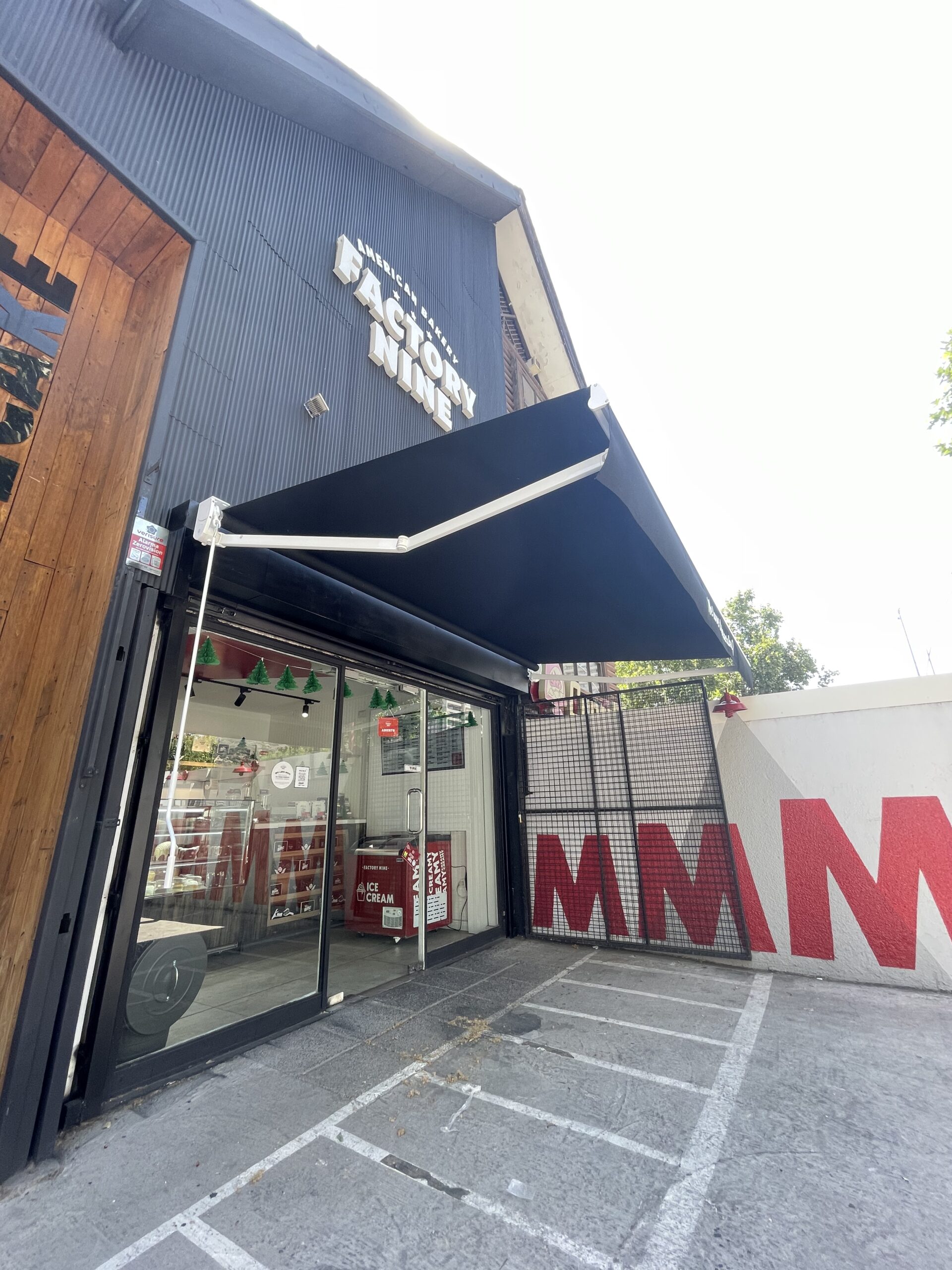 Terraza de departamento moderna con cierre de cristal plegable, amoblada con sofá. Terraza protegida del clima.