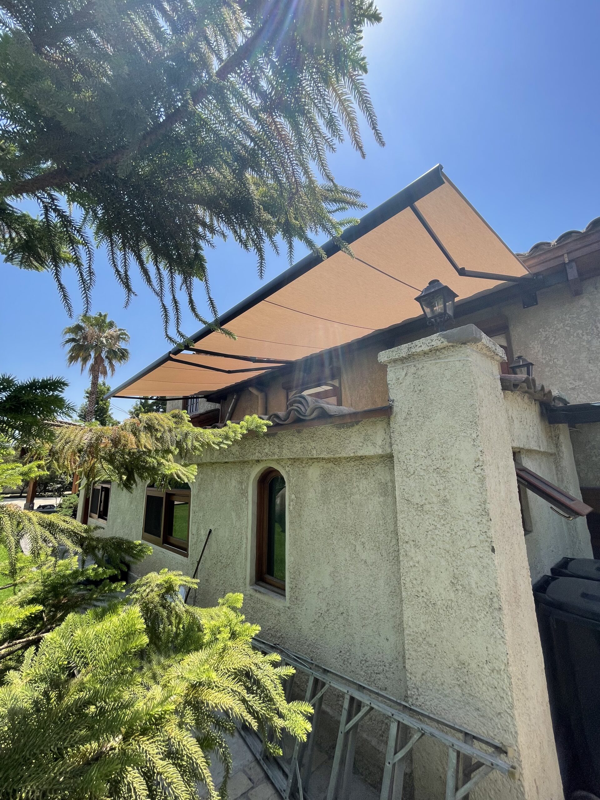 Terraza de departamento moderna con cierre de cristal plegable, amoblada con sofá. Terraza protegida del clima.