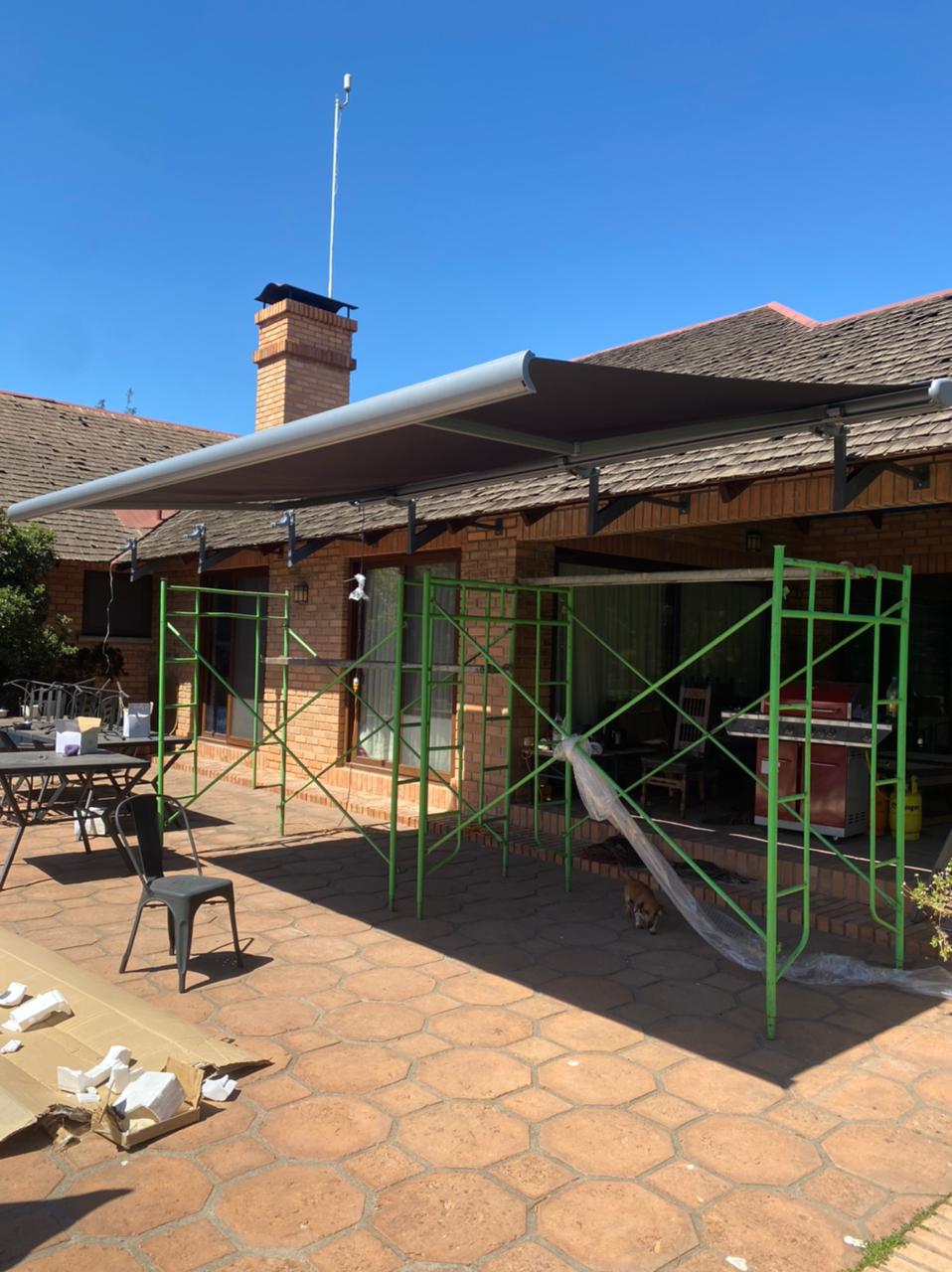 Terraza de departamento moderna con cierre de cristal plegable, amoblada con sofá. Terraza protegida del clima.