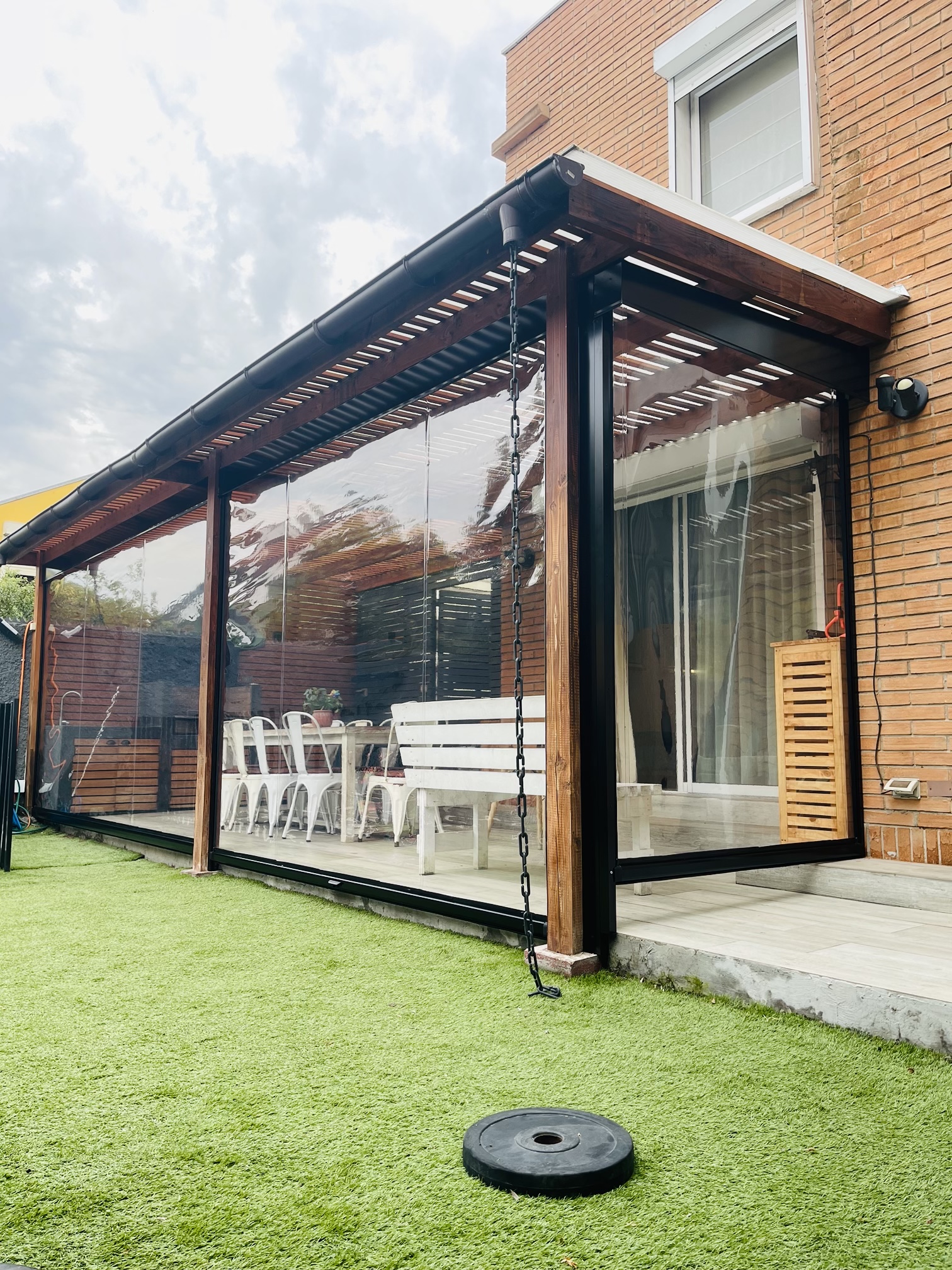 cierre de terraza Ziptrak instalado en casa en Lo Barnechea Santiago