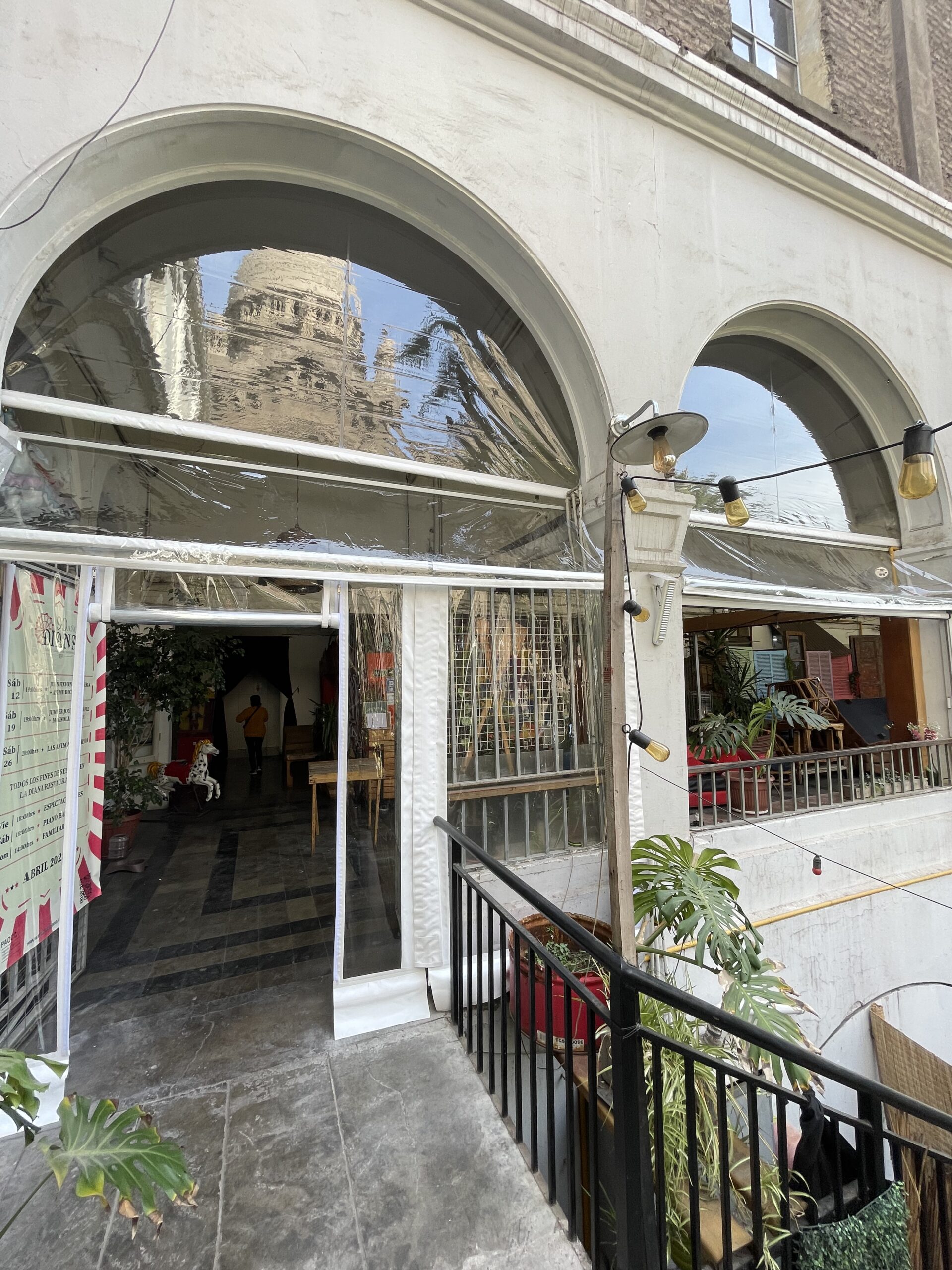 Terraza de departamento moderna con cierre de cristal plegable, amoblada con sofá. Terraza protegida del clima.