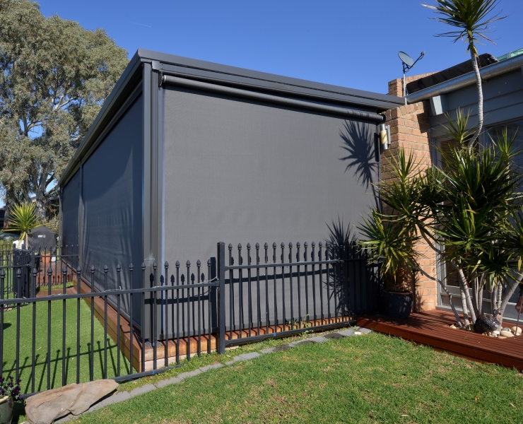Terraza de departamento moderna con cierre de cristal plegable, amoblada con sofá. Terraza protegida del clima.