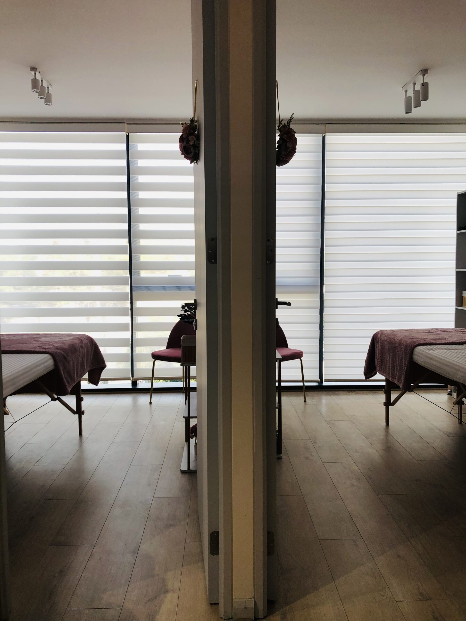 Terraza de departamento moderna con cierre de cristal plegable, amoblada con sofá. Terraza protegida del clima.