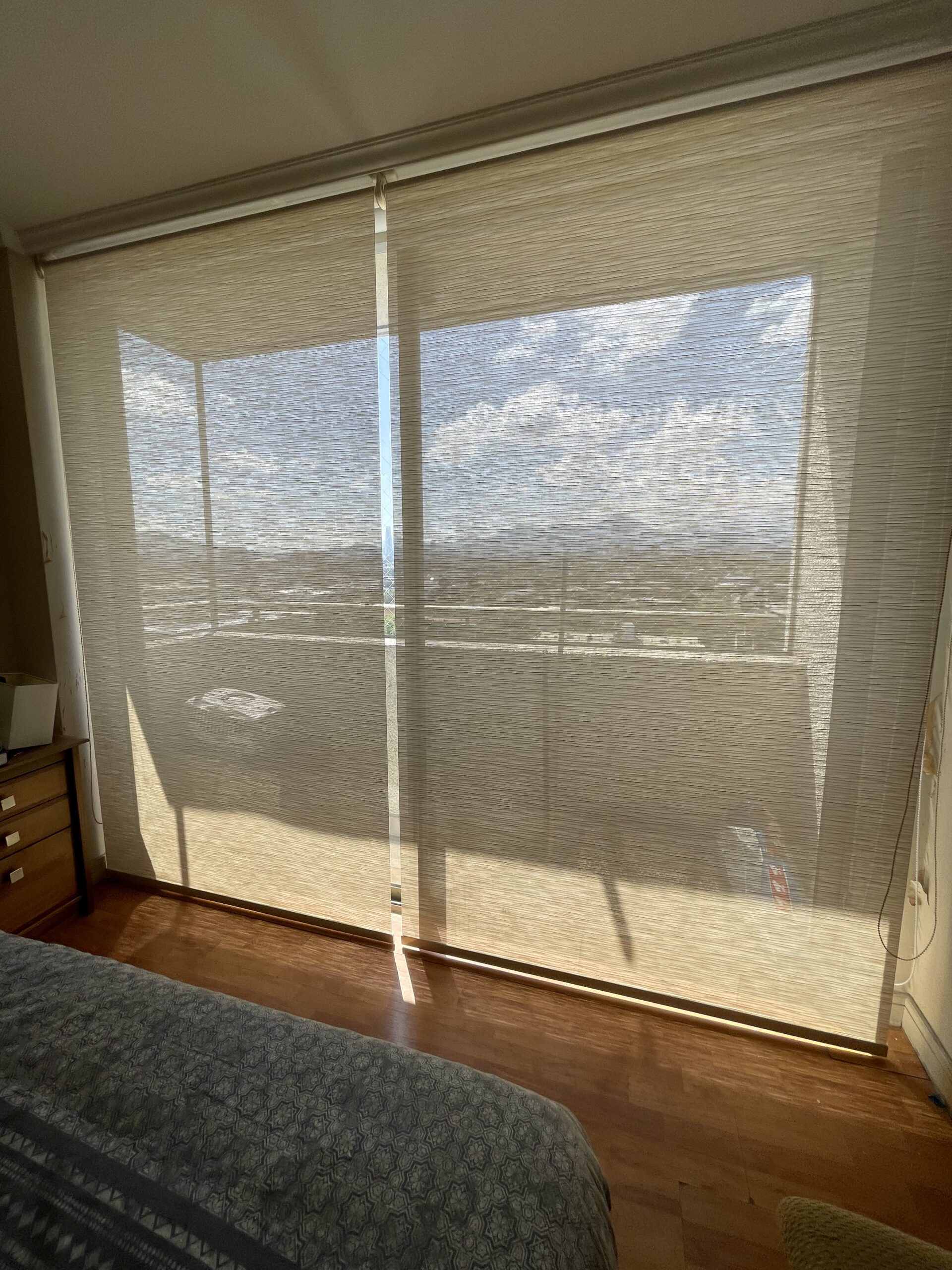 Terraza de departamento moderna con cierre de cristal plegable, amoblada con sofá. Terraza protegida del clima.