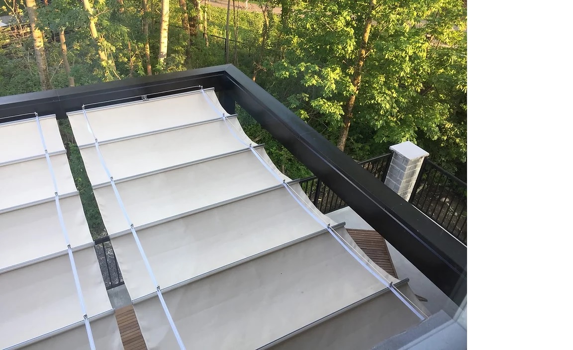 Terraza de departamento moderna con cierre de cristal plegable, amoblada con sofá. Terraza protegida del clima.