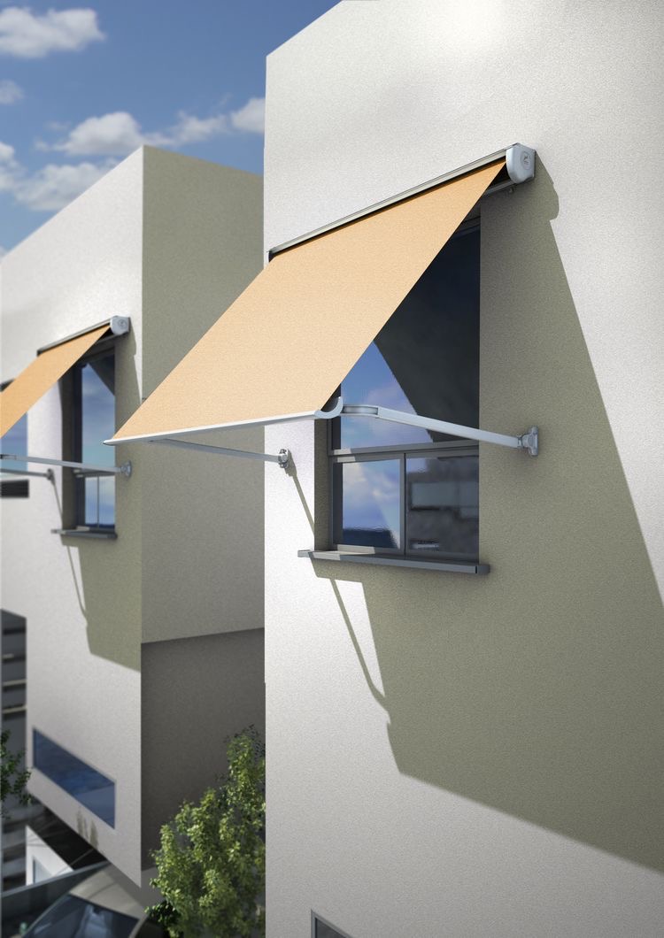 Terraza de departamento moderna con cierre de cristal plegable, amoblada con sofá. Terraza protegida del clima.