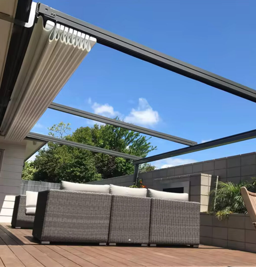 Terraza de departamento moderna con cierre de cristal plegable, amoblada con sofá. Terraza protegida del clima.