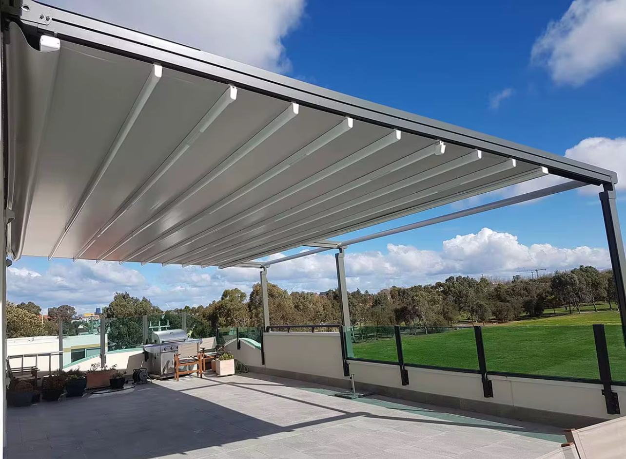 Terraza de departamento moderna con cierre de cristal plegable, amoblada con sofá. Terraza protegida del clima.