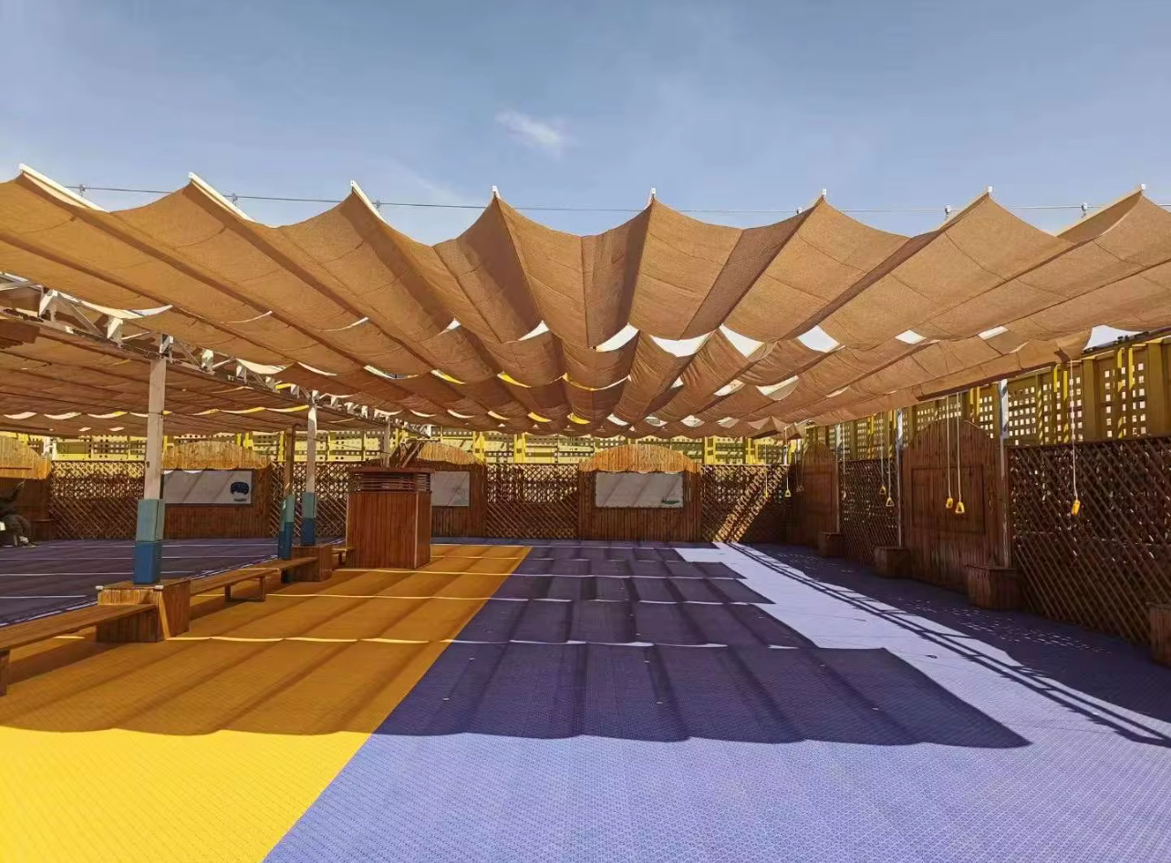 Terraza de departamento moderna con cierre de cristal plegable, amoblada con sofá. Terraza protegida del clima.