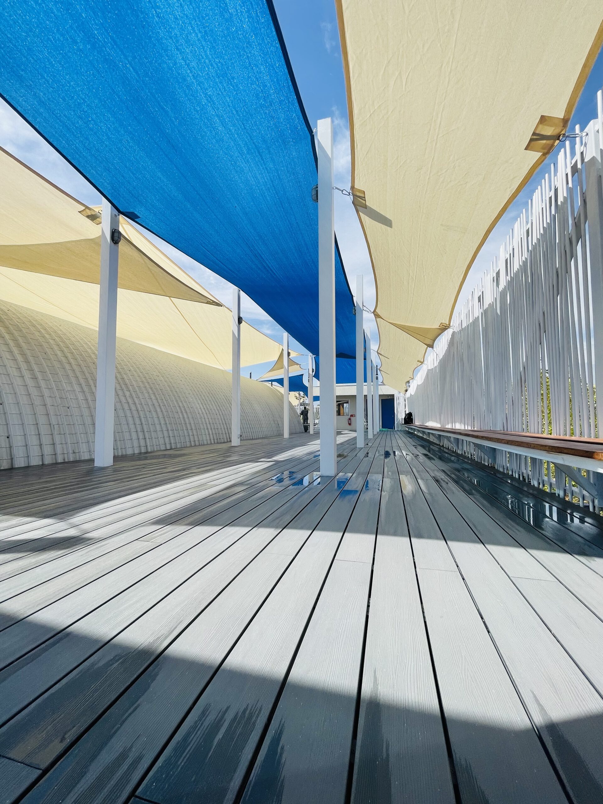 Terraza de departamento moderna con cierre de cristal plegable, amoblada con sofá. Terraza protegida del clima.