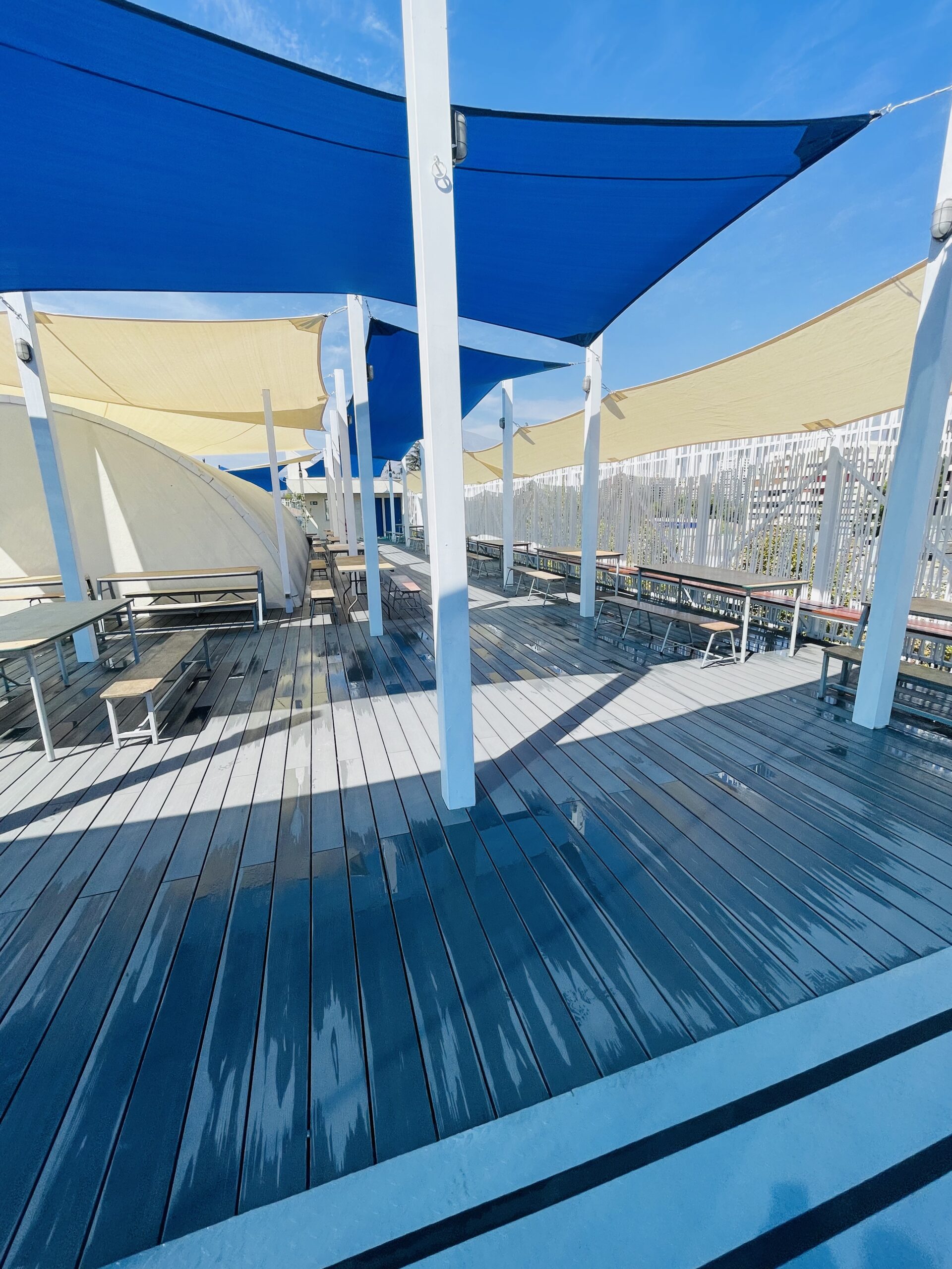 Terraza de departamento moderna con cierre de cristal plegable, amoblada con sofá. Terraza protegida del clima.