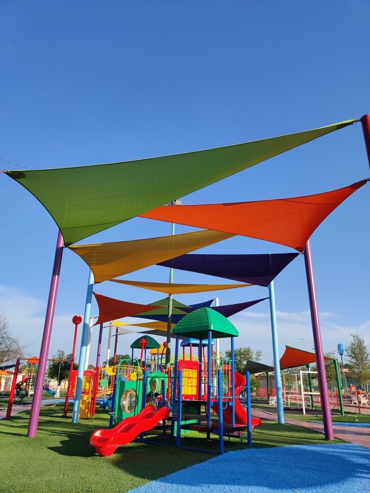 Terraza de departamento moderna con cierre de cristal plegable, amoblada con sofá. Terraza protegida del clima.