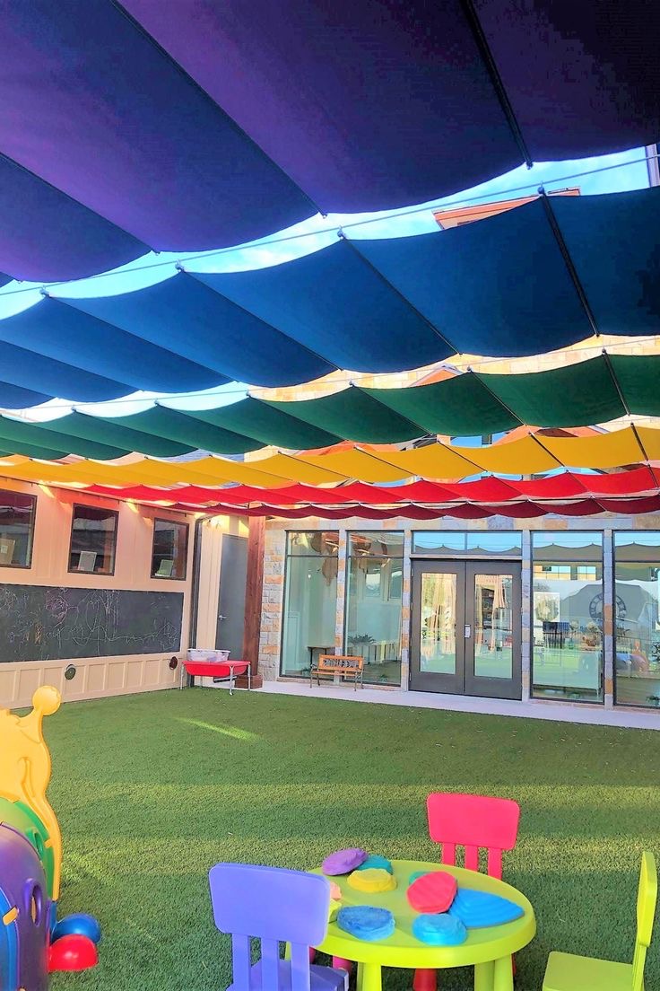 Terraza de departamento moderna con cierre de cristal plegable, amoblada con sofá. Terraza protegida del clima.