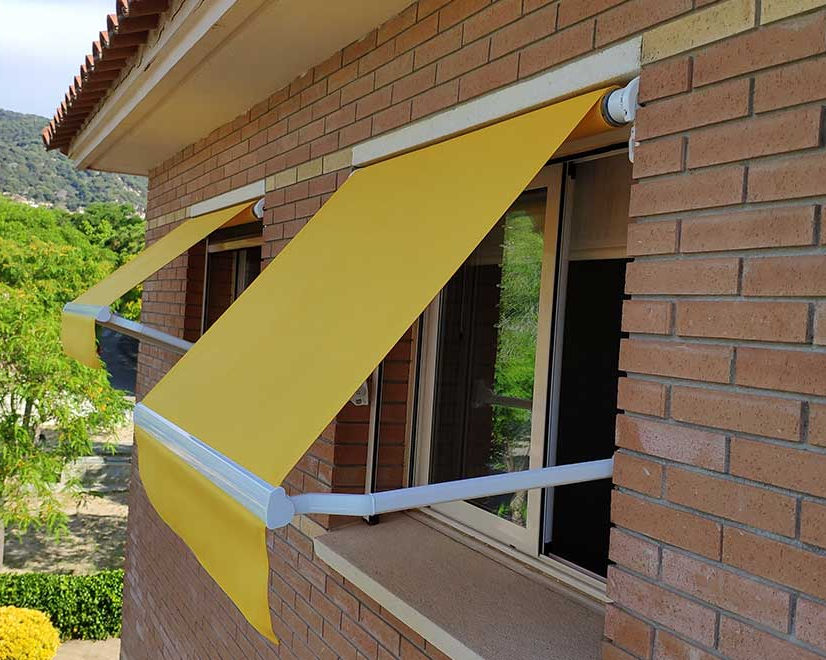 Terraza de departamento moderna con cierre de cristal plegable, amoblada con sofá. Terraza protegida del clima.