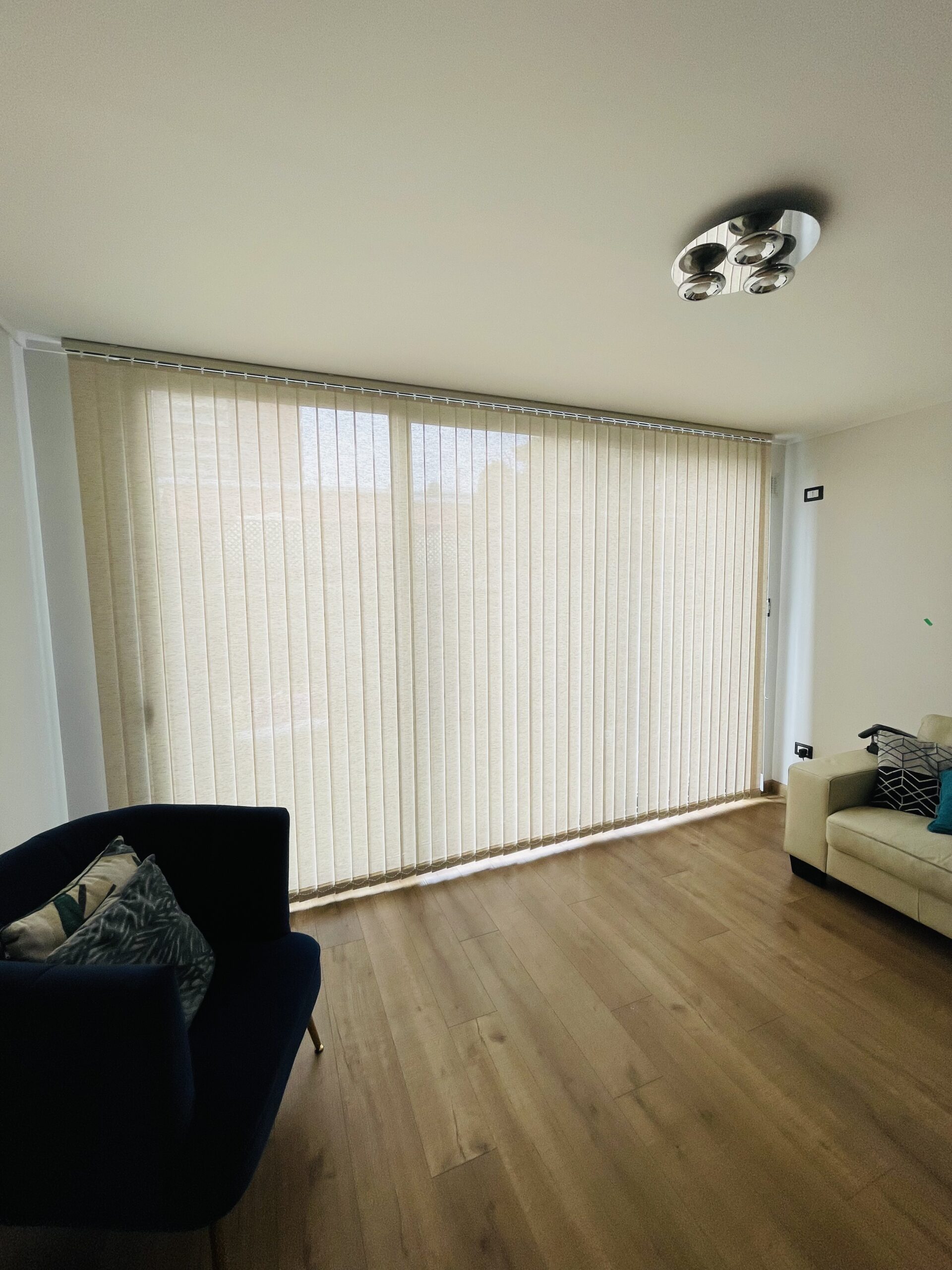 Cortinas roller duo modernas, con control motorizado y estética tipo Top roller o Winsol.