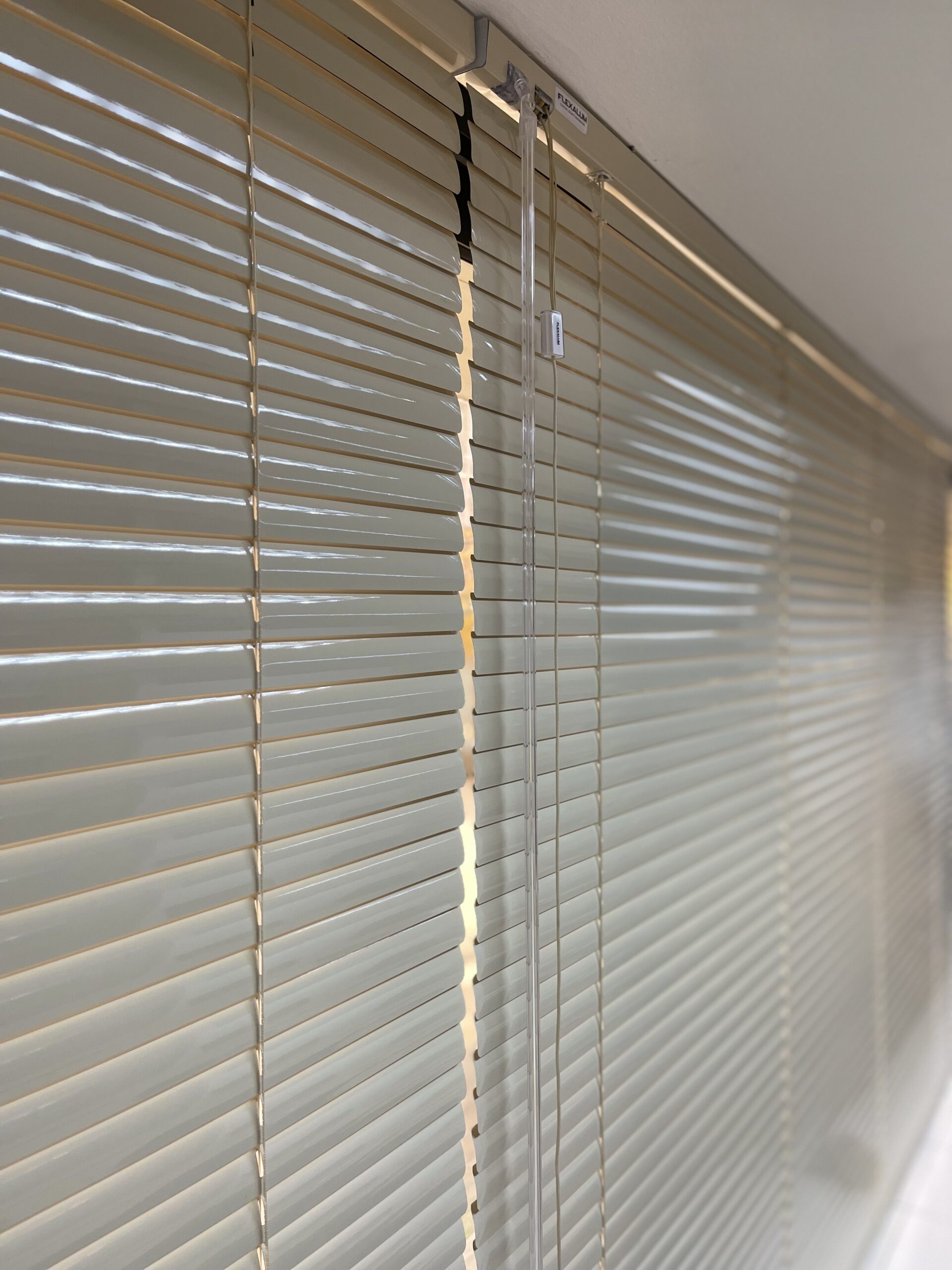 Terraza de departamento moderna con cierre de cristal plegable, amoblada con sofá. Terraza protegida del clima.