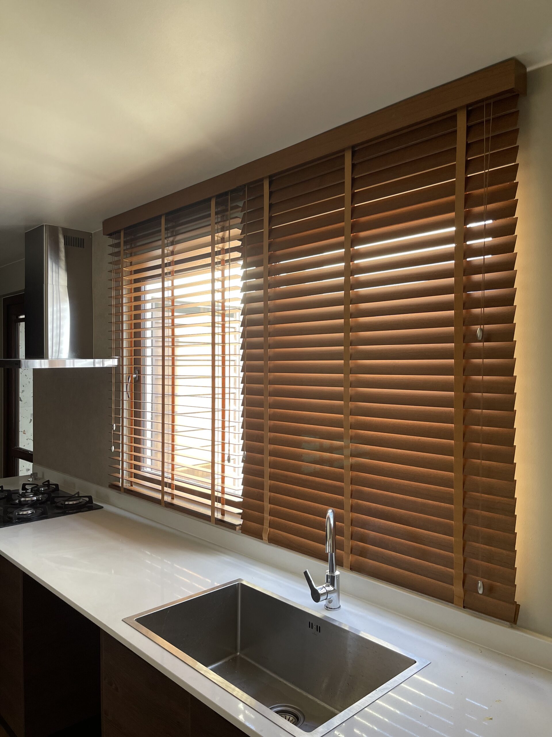 Terraza de departamento moderna con cierre de cristal plegable, amoblada con sofá. Terraza protegida del clima.