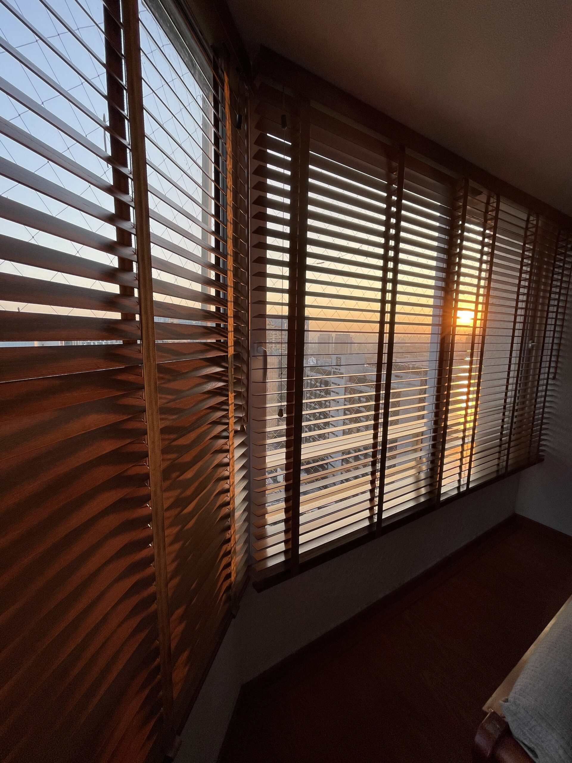 Terraza de departamento moderna con cierre de cristal plegable, amoblada con sofá. Terraza protegida del clima.