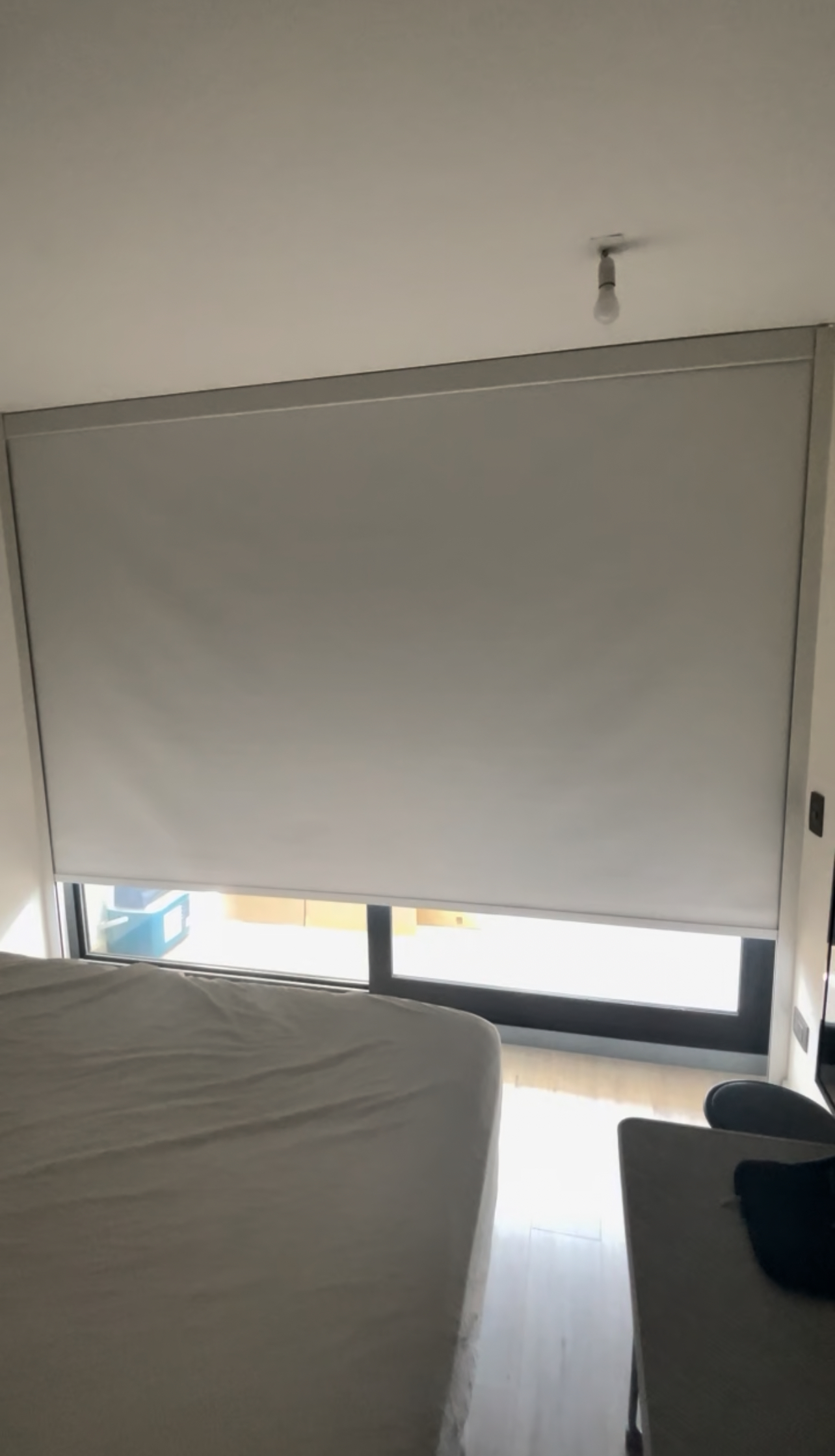 Terraza de departamento moderna con cierre de cristal plegable, amoblada con sofá. Terraza protegida del clima.