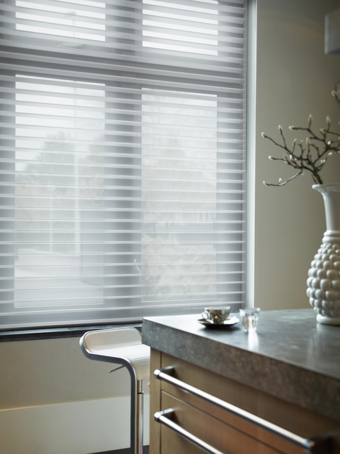 Terraza de departamento moderna con cierre de cristal plegable, amoblada con sofá. Terraza protegida del clima.