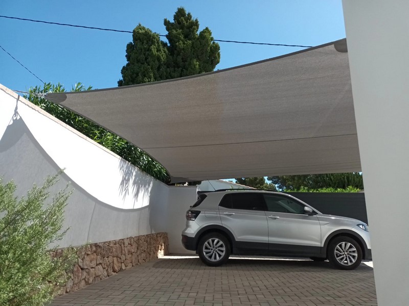 Terraza de departamento moderna con cierre de cristal plegable, amoblada con sofá. Terraza protegida del clima.