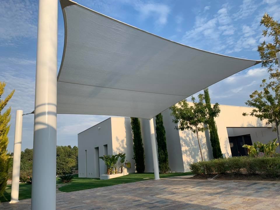 Terraza de departamento moderna con cierre de cristal plegable, amoblada con sofá. Terraza protegida del clima.