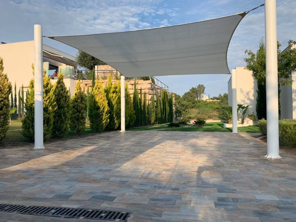 Terraza de departamento moderna con cierre de cristal plegable, amoblada con sofá. Terraza protegida del clima.